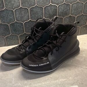 Under Armour Men's Black and Gray Athletic Shoes